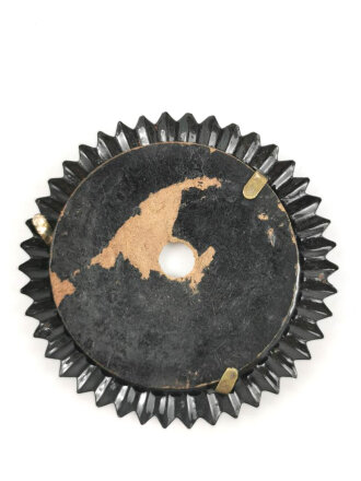 Kokarde für eine Pickalhaube für Offiziere. Ausführung für die Steckrosette. Originallack, Durchmesser 53mm