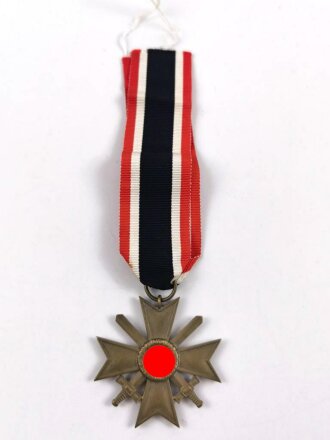 Kriegsverdienstkreuz 2. Klasse 1939 mit Schwertern, Hersteller " 6 " im Bandring für Fritz Zimmermann, Stuttgart, Buntmetall am Langem Band