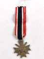 Kriegsverdienstkreuz 2. Klasse 1939 mit Schwertern, Hersteller " 6 " im Bandring für Fritz Zimmermann, Stuttgart, Buntmetall am Langem Band