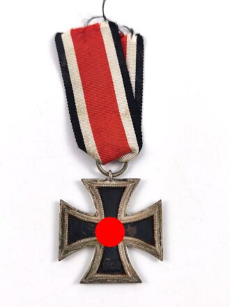 Eisernes Kreuz 2. Klasse 1939, Hersteller " 22 " im Bandring für Boerger & Co., Berlin, am Band, Hakenkreuz leicht berieben