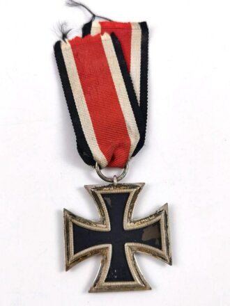 Eisernes Kreuz 2. Klasse 1939, Hersteller " 22 " im Bandring für Boerger & Co., Berlin, am Band, Hakenkreuz leicht berieben