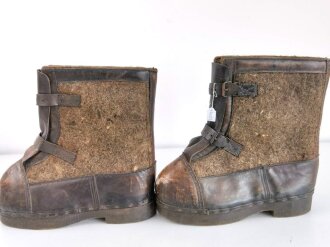 Paar Wintersteifel Wehrmacht. Sogenannte "Elephantenschuhe" wurden auf Wache über den normalen Stiefeln getragen. Datiert 1942, Sohlenlänge 34cm, ungereinigtes Paar