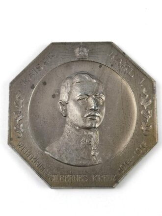 Österreich, Plakette auf Kaiser Karl I. - Weltkrieg Silbernes Kreuz 1914-1917. Zink mit resten von bronzierung. 83mm