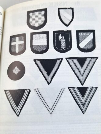 "Insignia of the Third Reich - Cloth Badges and Emblems" 144 Seiten, englisch, über DIN A5, gebraucht