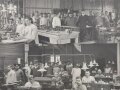 1.Weltkrieg, 2 Fotos 9 x 14cm, Fertigung von optischem Gerät in einer Werkhalle. Scherernfernrohr, Doppelfernrohr