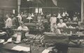 1.Weltkrieg, 2 Fotos 9 x 14cm, Fertigung von optischem Gerät in einer Werkhalle. Scherernfernrohr, Doppelfernrohr