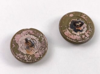 2 Stück Glasknöpfe für Schulterklappen an einer Feldbluse der Wehrmacht, 19mm, JFS 41, Originallack