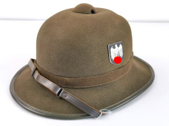 Tropenhelm für Angehörige des Heeres. Sehr guter Zustand, Kopfgrösse 59, bei den Emblemen handelt es sich meiner Meinung nach um neuzeitliche Anfertigungen