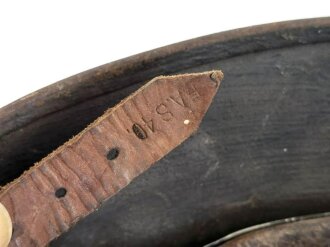 Heer, Stahlhelm Modell 1935. Gemäß Vorschrift 1940 überlackiert um das Wappenschild zu verdecken. Bei der gelegenheit wurde ein "neuer" Kinnriemen angebracht. Ungereinigtes Stück, Q62