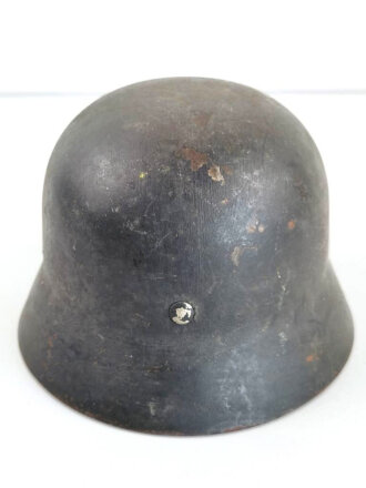 Heer, Stahlhelm Modell 1935. Gemäß Vorschrift 1940 überlackiert um das Wappenschild zu verdecken. Bei der gelegenheit wurde ein "neuer" Kinnriemen angebracht. Ungereinigtes Stück, Q62