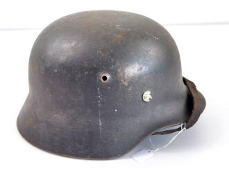 Heer, Stahlhelm Modell 1935. Gemäß Vorschrift 1940 überlackiert um das Wappenschild zu verdecken. Bei der gelegenheit wurde ein "neuer" Kinnriemen angebracht. Ungereinigtes Stück, Q62