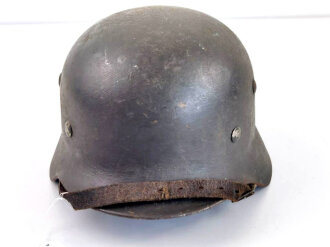 Heer, Stahlhelm Modell 1935. Gemäß Vorschrift 1940 überlackiert um das Wappenschild zu verdecken. Bei der gelegenheit wurde ein "neuer" Kinnriemen angebracht. Ungereinigtes Stück, Q62