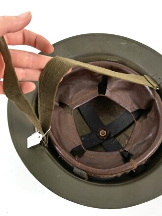 Belgien, Stahlhelm nach Britischem Muster, datiert 1952. Innenfutter leicht defekt, Originallack