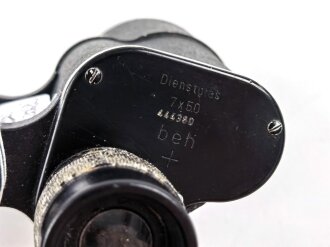 Dienstglas 7 x 50 der Wehrmacht. Hersteller bmk, Klare Durchsicht mit etlichen kleinen, schwarzen Punkten, Strichplatte deutlich. Guter Gesamtzustand, vermutlich späte Fertigung