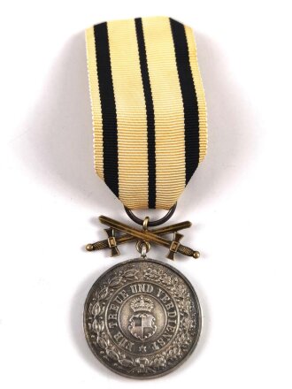 Fürstlicher Hausorden von Hohenzollern, silberne Verdienstmedaille mit Schwertern, am Band