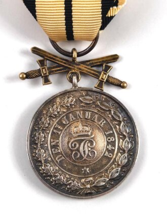 Fürstlicher Hausorden von Hohenzollern, silberne Verdienstmedaille mit Schwertern, am Band