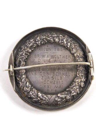 Preussen, silberne Medaille als Geschenk anlässlich der silbernen Hochzeit des Herrn Wolters 1848. Dekorativ als Brosche gefasst, Durchmesser 52mm
