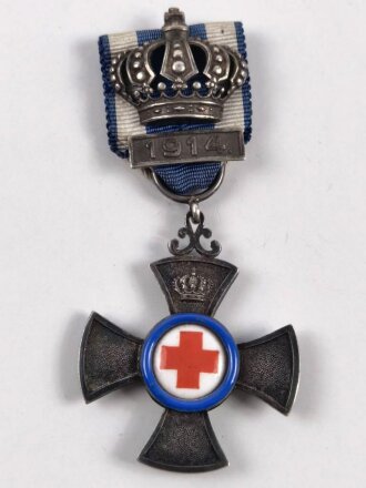 Bayern, Verdienstkreuz für freiwillige Krankenpflege 1901. Kreuz mit Krone und der silbernen Spange "1914" Silber, Zentrum emailliert