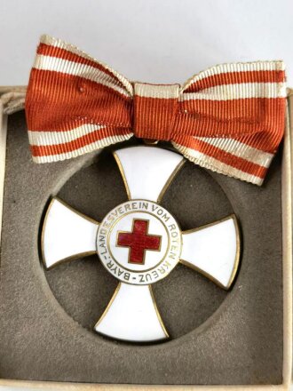 Bayern, Ehrenzeichen des Bayerischen Landesvereins vom Roten Kreuz 2. Klasse. An Damenschleife, in leicht defektem Etui