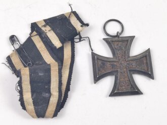1. Weltkrieg, Eisernes Kreuz 2.Klasse 1914, Kern  verrostet und gebrochen. mit Bandabschnitt dieser auch sehr stark abgenutzt