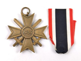 Kriegsverdienstkreuz 2. Klasse 1939 mit Schwertern, mit Bandabschnitt, Buntmetall