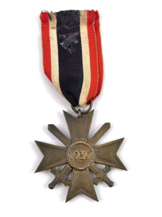 Kriegsverdienstkreuz 2. Klasse 1939 mit Schwertern am Band, dieses mit Kleberesten, Buntmetal
