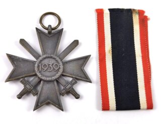 Kriegsverdienstkreuz 2. Klasse 1939 mit Schwertern mit Bandabschnitt, Buntmetal