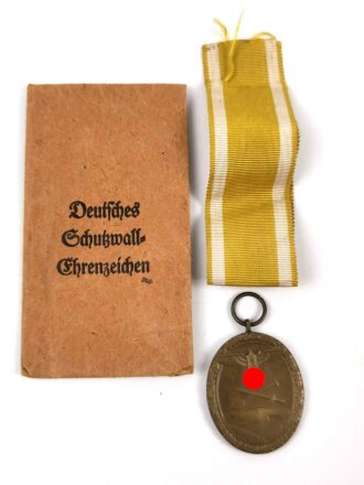 Deutsches Schutzwall Ehrenzeichen in Buntmetall mit Band und Verleihungstüte, diese Rückseitig mit Hersteller E-Schmidhäussler, Pforzheim gestempelt
