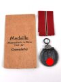 Medaille " Winterschlacht im Osten " mit Verleihungstüte, diese Rückseitig mit Hersteller " Walter & Henlein, Gablonz " gestempelt