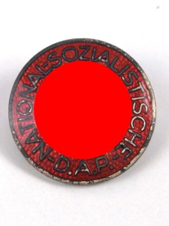 Mitgliedsabzeichen der NSDAP, emailliert, Rückseitig mit Hersteller M1/34, leichte beschädigung an der Seite beim Schriftzug