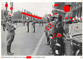 Ansichtskarte "Vorbeimarsch der Polizei vor dem Führer am Deutschen Hof"