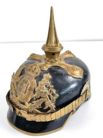 Bayern, Pickelhaube für einen Offizier der Infanterie. Ungereinigtes Stück, so direkt aus Privathaushalt stammend