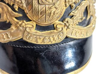 Bayern, Pickelhaube für einen Offizier der Infanterie. Ungereinigtes Stück, so direkt aus Privathaushalt stammend