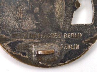 Blockadebrecher Abzeichen, rückseitig mit Hersteller " Fec. Otto Platzeck Berlin - Ausf. Schwerin Berlin", Buntmetall, Gegenhaken wurde repariert ( neu verlötet )