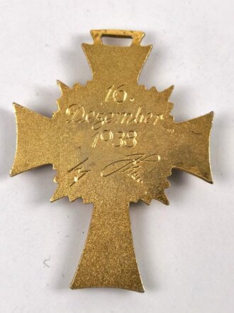 Ehrenkreuz der Deutschen Mutter ( Mutterkreuz ) in Gold, Emaille beim Hakenkreuz und darum beschädigt