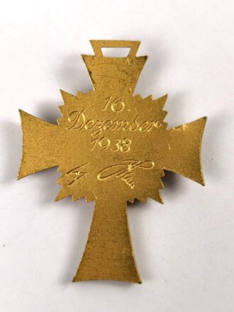 Ehrenkreuz der Deutschen Mutter ( Mutterkreuz ) in Gold, Emaille seitlich beschädigt, minimale beschädigung beim Hakenkreuz