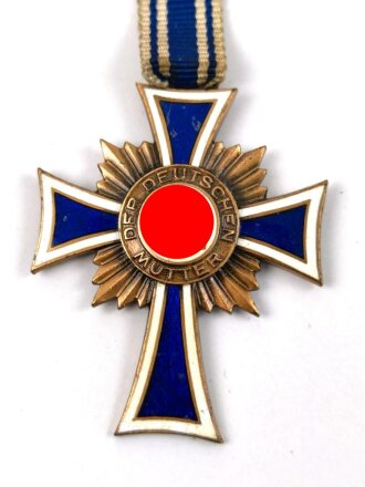 Ehrenkreuz der Deutschen Mutter ( Mutterkreuz ) in Bronze mit langem Band, guter Zustand