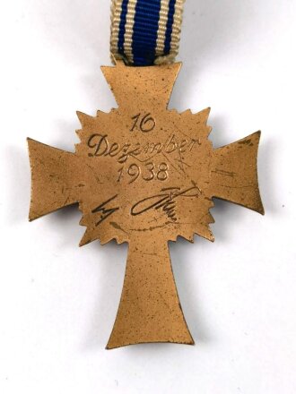 Ehrenkreuz der Deutschen Mutter ( Mutterkreuz ) in Bronze mit langem Band, guter Zustand