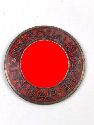 Mitgliedsabzeichen der NSDAP, emailliert, Rückseitig mit Hersteller M1/105, Nadelsystem fehlt, vorne etwas verschmutzt