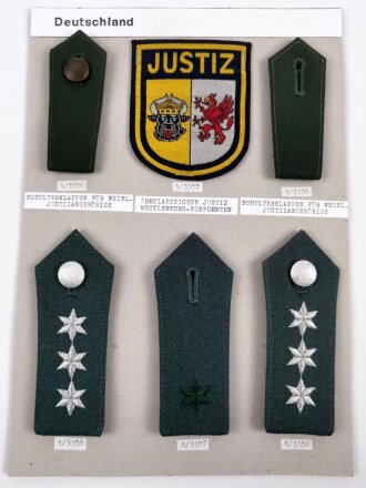 Jusitz nach 1945, Konvolut auf Ärmelabzeichen und Schulterklappen der Justiz Mecklenburg- Vorpommern, alles an Karton angetackert
