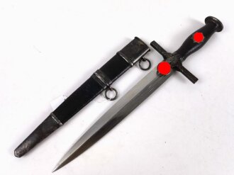 Reichsluftschutzbund, Dolch für Führer 2. Modell. Saubere Klinge ohne Hersteller, originale Belederung. Die schwarze Emaille im Griffemblem in alter Zeit zum Teil repariert. Gleichmäßig gedunkeltes Stück in gutem Gesamtzustand