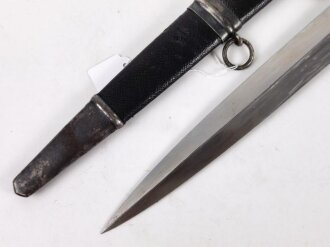 Reichsluftschutzbund, Dolch für Führer 2. Modell. Saubere Klinge ohne Hersteller, originale Belederung. Die schwarze Emaille im Griffemblem in alter Zeit zum Teil repariert. Gleichmäßig gedunkeltes Stück in gutem Gesamtzustand