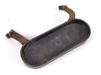 Regenschutzdeckel aus Preßmasse für ein Dienstglas der Wehrmacht