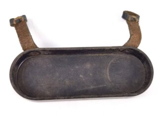 Regenschutzdeckel aus Preßmasse für ein Dienstglas der Wehrmacht