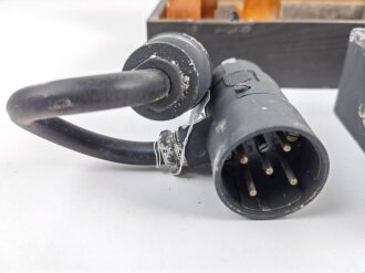 Frequenzprüfgerät b für Sender und Empfänger der Typen 10W.S.a,b,c/ 20W.S.b,c,d & Ukw.E.b1,c1,d1. Sehr guter Zustand, lediglich ein Deckel fehlt. Transportkasten in gutem Zustand, Originallack