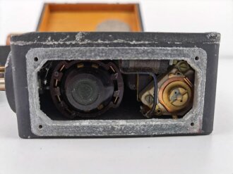 Frequenzprüfgerät b für Sender und Empfänger der Typen 10W.S.a,b,c/ 20W.S.b,c,d & Ukw.E.b1,c1,d1. Sehr guter Zustand, lediglich ein Deckel fehlt. Transportkasten in gutem Zustand, Originallack
