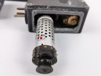 Frequenzprüfgerät b für Sender und Empfänger der Typen 10W.S.a,b,c/ 20W.S.b,c,d & Ukw.E.b1,c1,d1. Sehr guter Zustand, lediglich ein Deckel fehlt. Transportkasten in gutem Zustand, Originallack