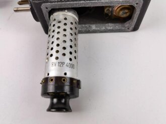 Frequenzprüfgerät b für Sender und Empfänger der Typen 10W.S.a,b,c/ 20W.S.b,c,d & Ukw.E.b1,c1,d1. Sehr guter Zustand, lediglich ein Deckel fehlt. Transportkasten in gutem Zustand, Originallack