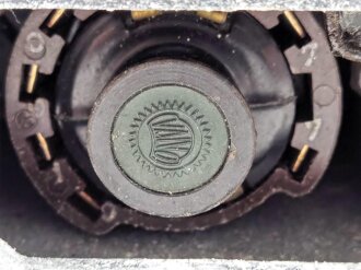 Frequenzprüfgerät b für Sender und Empfänger der Typen 10W.S.a,b,c/ 20W.S.b,c,d & Ukw.E.b1,c1,d1. Sehr guter Zustand, lediglich ein Deckel fehlt. Transportkasten in gutem Zustand, Originallack