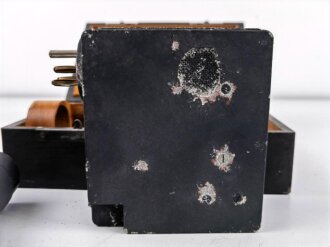 Frequenzprüfgerät b für Sender und Empfänger der Typen 10W.S.a,b,c/ 20W.S.b,c,d & Ukw.E.b1,c1,d1. Sehr guter Zustand, lediglich ein Deckel fehlt. Transportkasten in gutem Zustand, Originallack